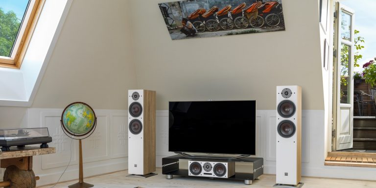 dali-oberon-7-oak-tv-setup (1)