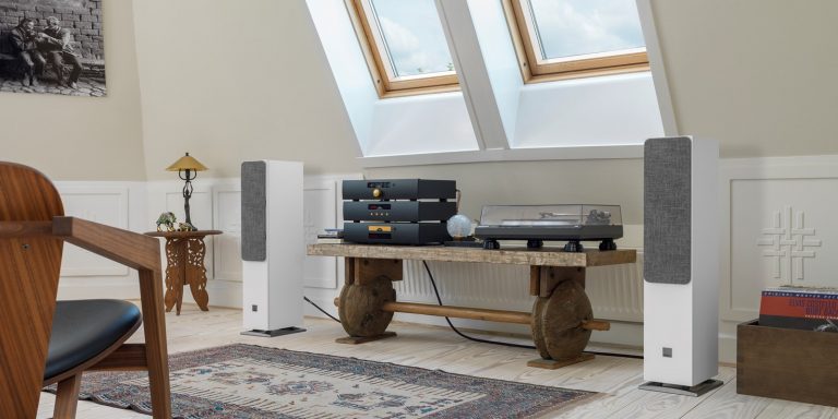 dali-oberon-5-white-grille-stereo